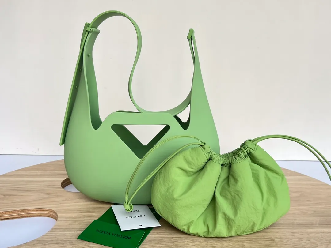 B's new model is coming [let me see] 696920 rubber shoulder bag Wow wow wow! The shape is simply the finishing touch. It is a shoulder bag made of velvet rubber. This special material makes the bag light, soft and practical. There is a nylon drawstring pouch inside that can be removed at will. It is really suitable for girls to store various small items. It is durable, lightweight, easy to store, looks good and has a sweet and high-end feel. This is so cute that I want to keep it privately. Dimensions: 27x17x7.5,